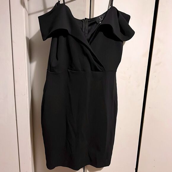 Dresses & Skirts - Off the shoulder short black spaghetti strap dress M